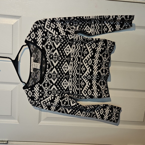 American Rag Small Black and White Aztec Cotton Medium Sleeve Crop Top - Picture 3 of 5